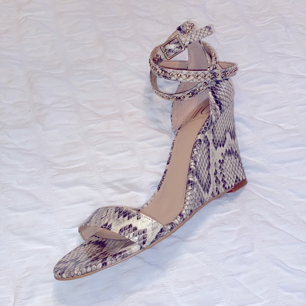 JLO Snakeskin Wedges with gold grommet ankle wrap - Picture 3 of 8